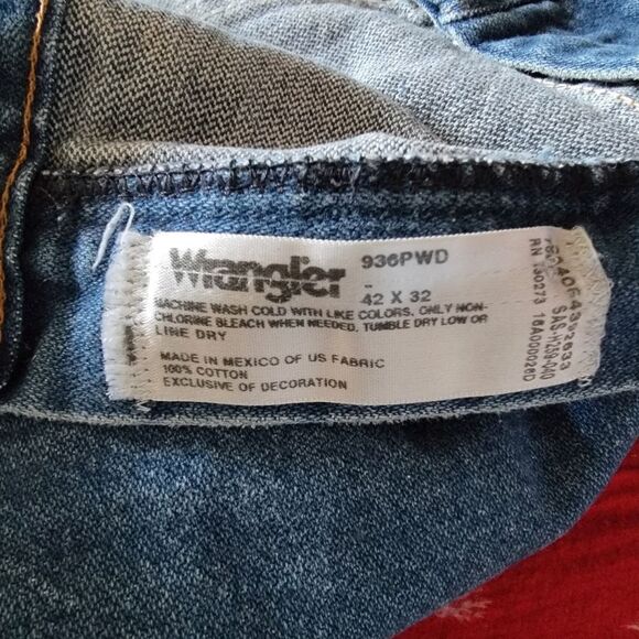 Wrangler 42x32 Blue Slim Straight Jeans with Classic Stitching - Picture 2 of 11